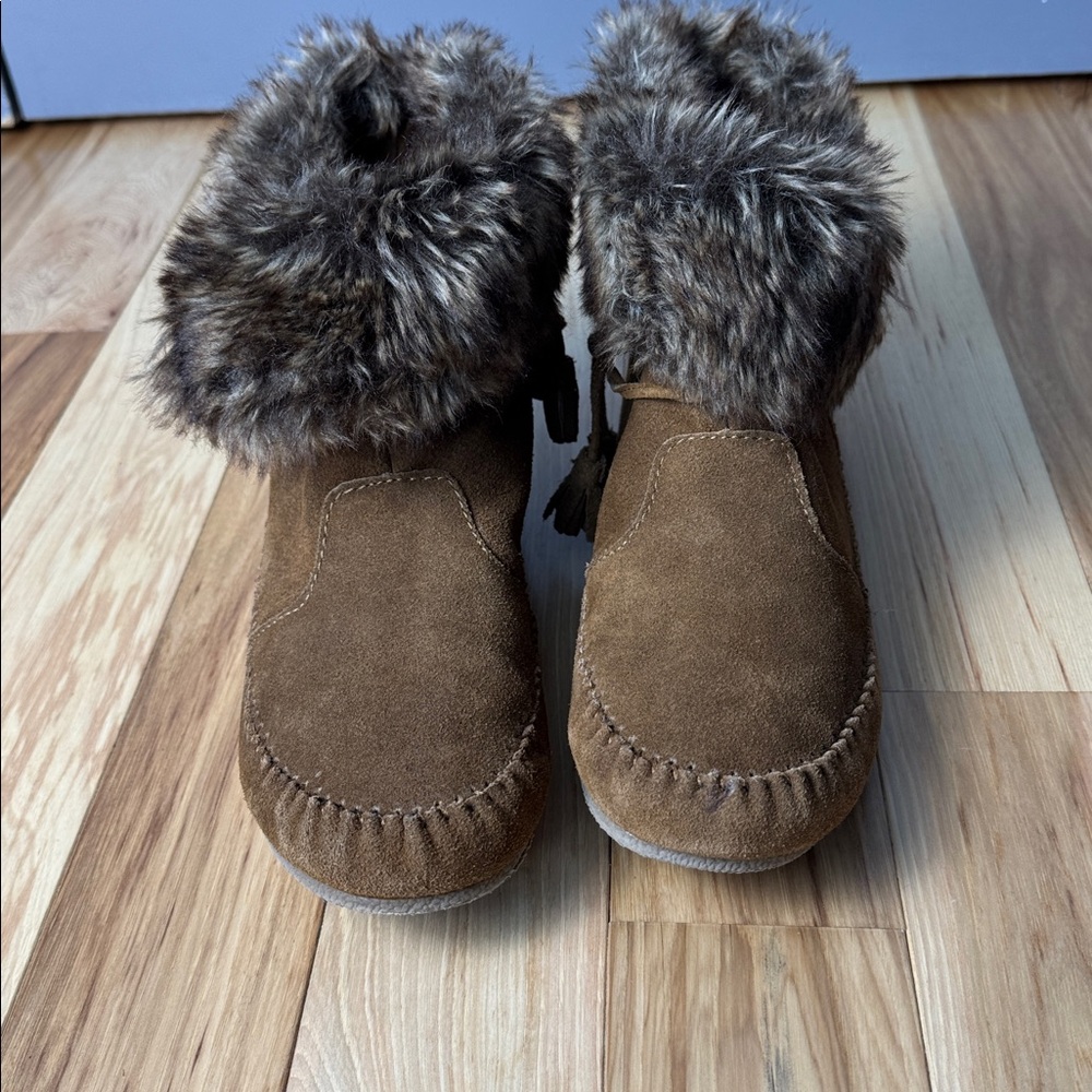 Minnetonka Faux Fur Trim Ankle Boots | Cozy Suede Moccasin Booties | Size 10 - Picture 3 of 10